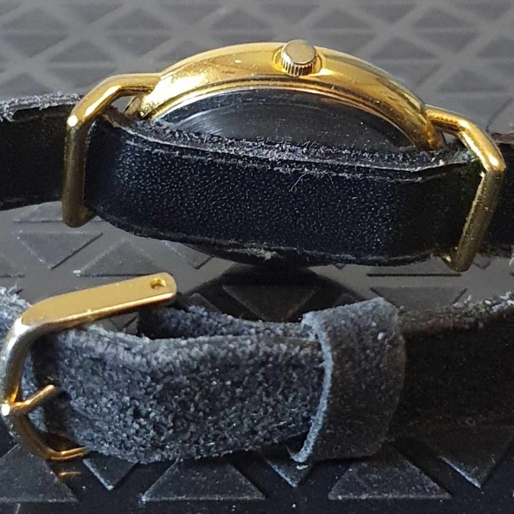 🦋10/$20🦋 Futura Goldtone/White Leather Women's Watch - Picture 3 of 4